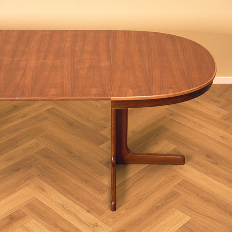 Extendable Danish Mahogany Dining Table, close-up of the extended top in mahogany