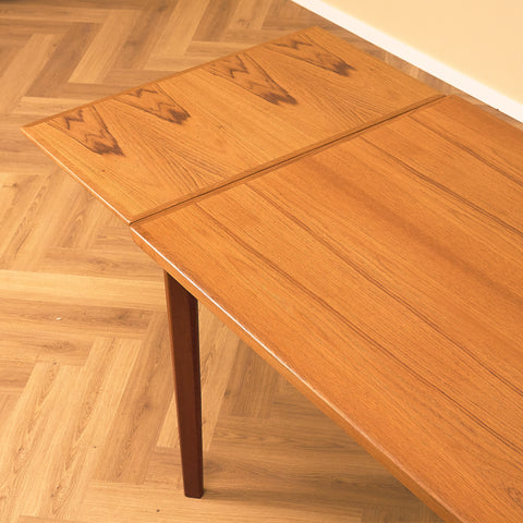Danish Teak Draw-Leaf Dining Table, close-up of the leaf grain in teak
