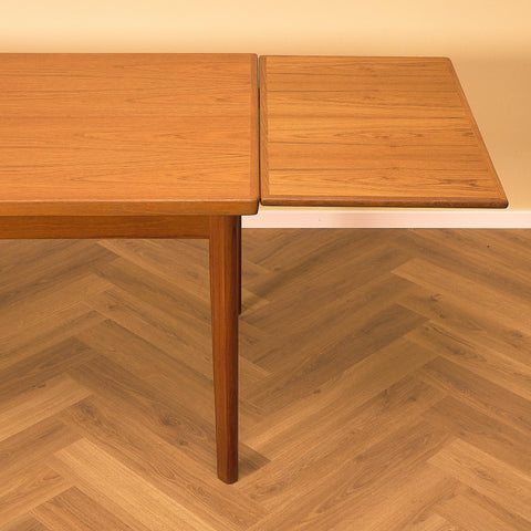 Danish Teak Draw-Leaf Dining Table, close-up of the leaf and top in teak