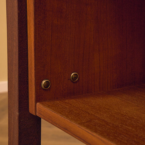 Domino Møbler Dark Teak Writing Desk with Six Drawers, close-up of the shelf in teak