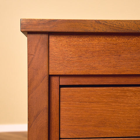 Domino Møbler Dark Teak Writing Desk with Six Drawers, close-up of the side in teak