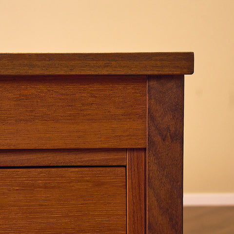 Domino Møbler Dark Teak Writing Desk with Six Drawers, close-up of the corner in teak