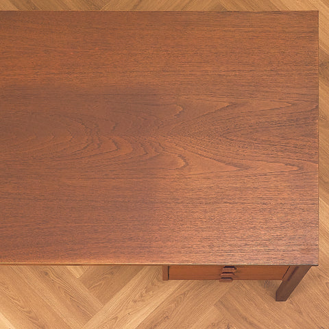 Domino Møbler Dark Teak Writing Desk with Six Drawers, close-up of the top in teak