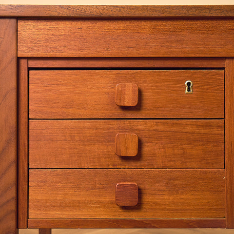 Domino Møbler Dark Teak Writing Desk with Six Drawers, close-up of the left drawers with square teak pulls
